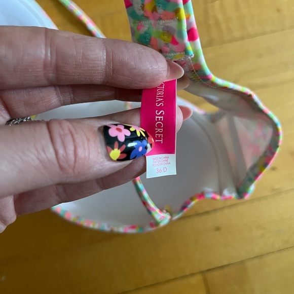 🔥SALE🔥 36D Victoria’s Secret Bikini top - Picture 4 of 4